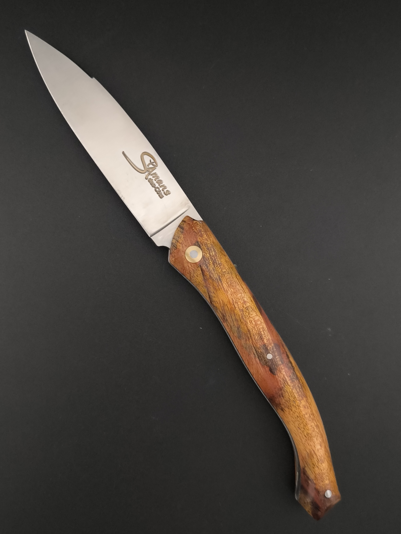 Le couteau Saint-Amans-des-Cots en bois Mahogany. Lame14c28n