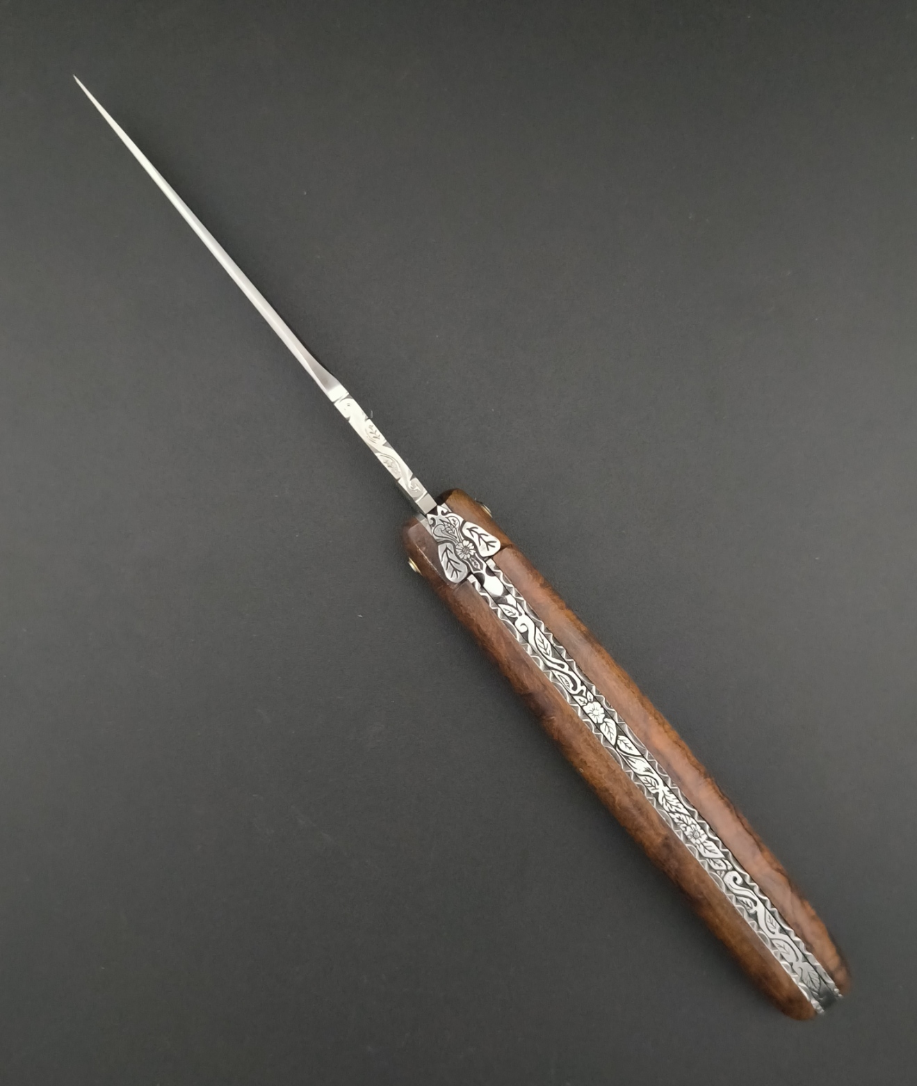 Le couteau Laguiole Loupe de bois de fer plein manche.