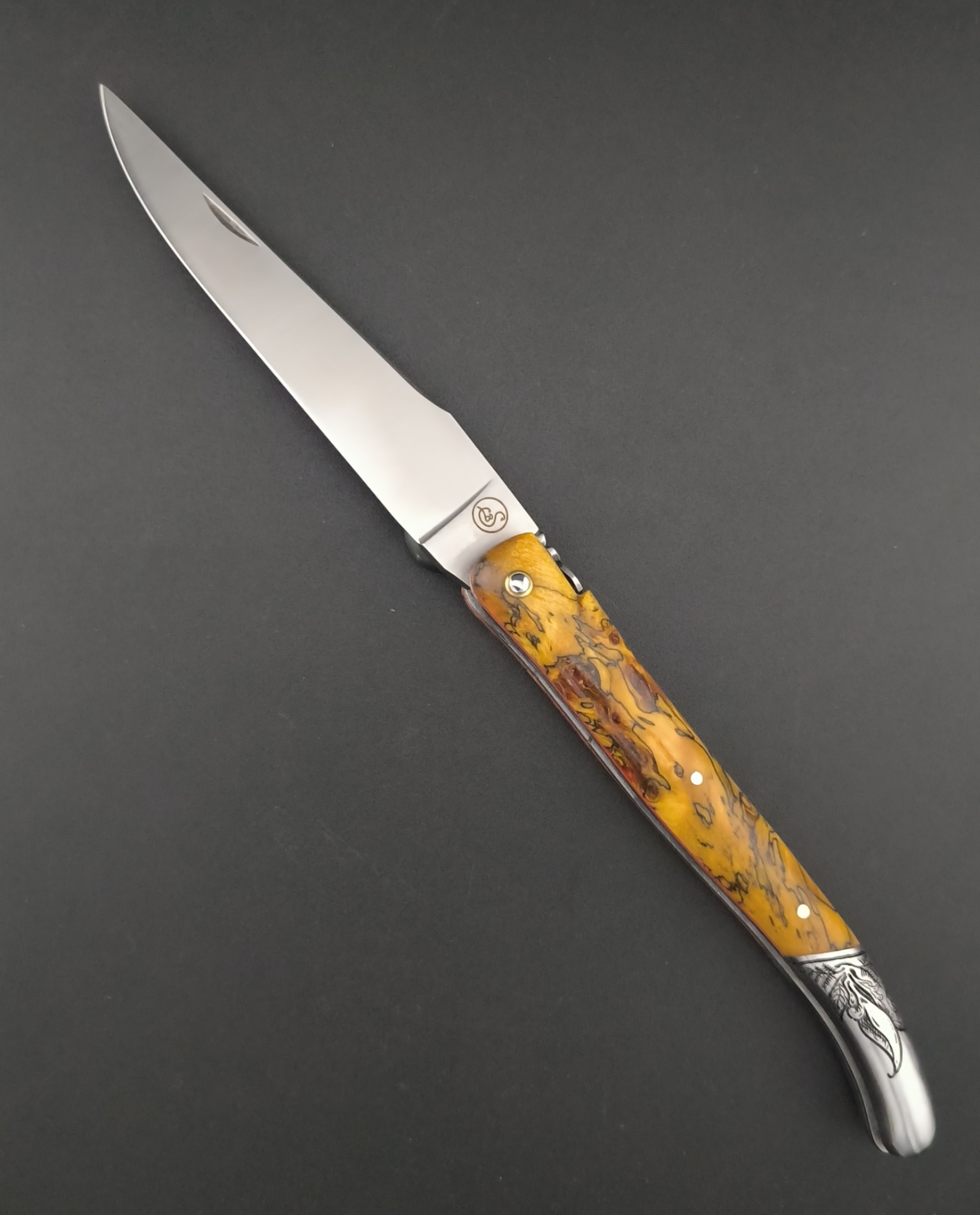 Le couteau Laguiole longue mitre arrière. loupe de marronnier stabilisé