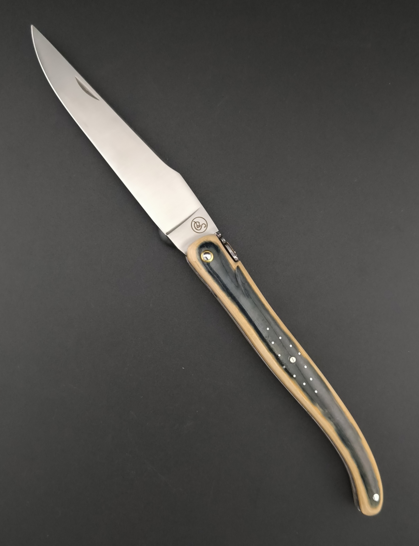 Le couteau Laguiole plein manche mammouth bleu-vert. abeille custom.