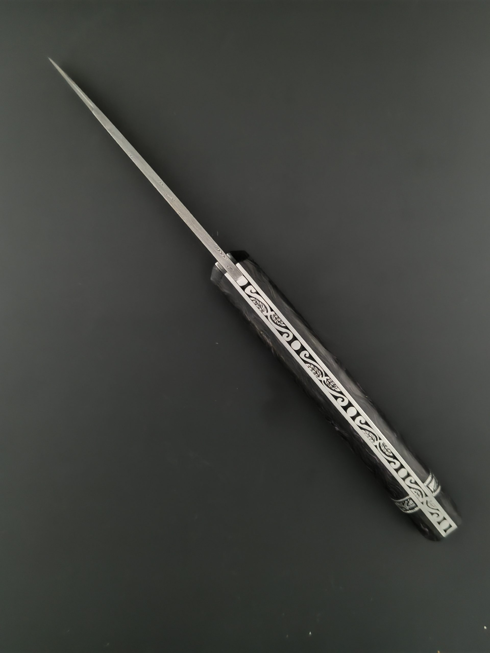 Le couteau Saint-Amans-des-Cots mitre sur l'arrière gravée. fibre de carbone. lame damas – Image 2