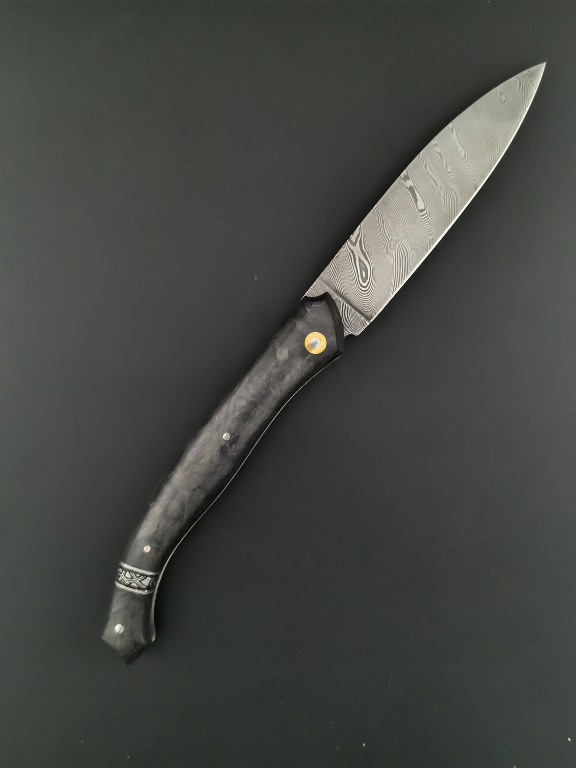 Le couteau Saint-Amans-des-Cots mitre sur l'arrière gravée. fibre de carbone. lame damas – Image 3