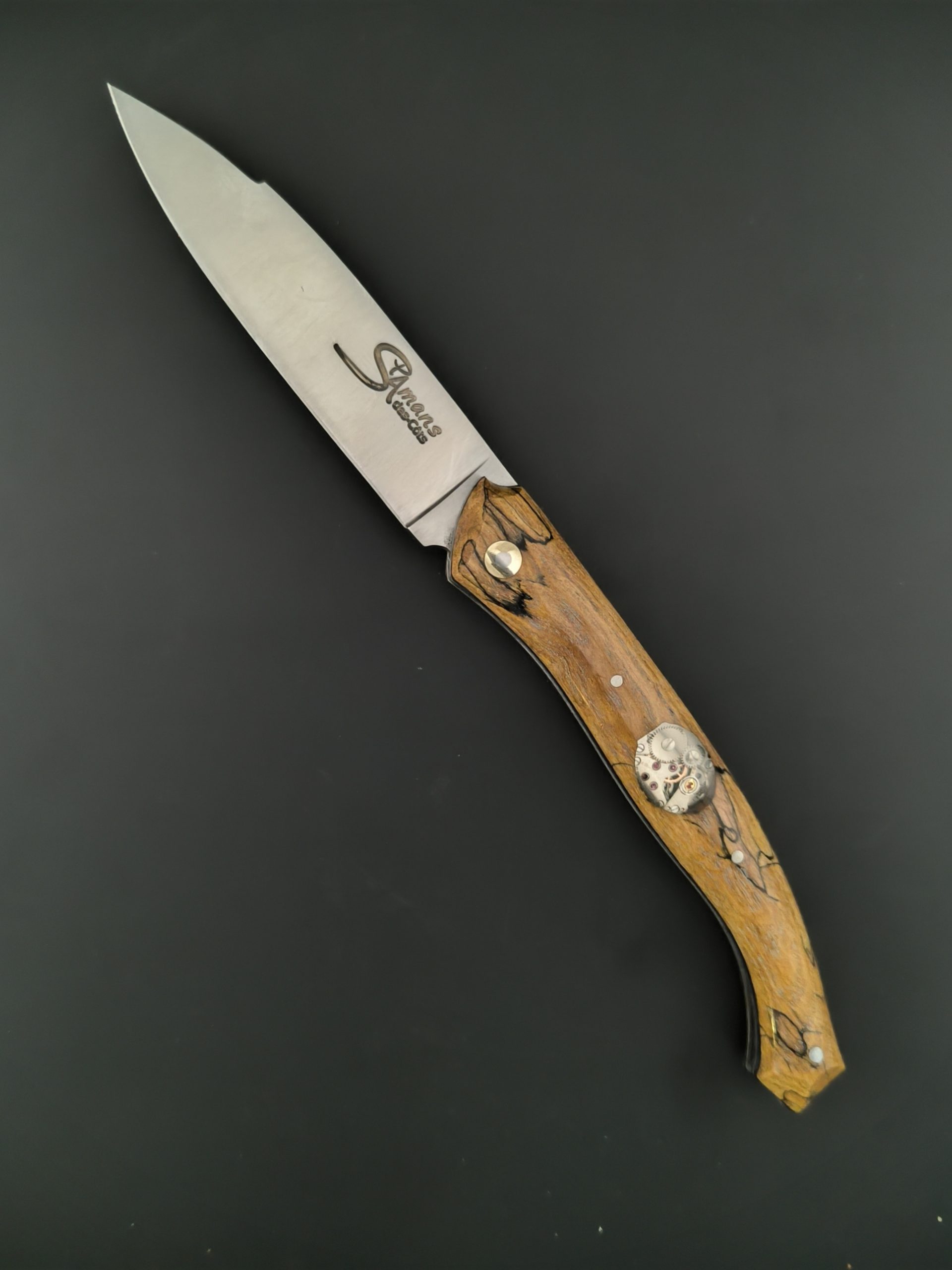 Le couteau Saint-Amans-des-Cots . Lame14c28n. Inclusion mécanisme de montre.