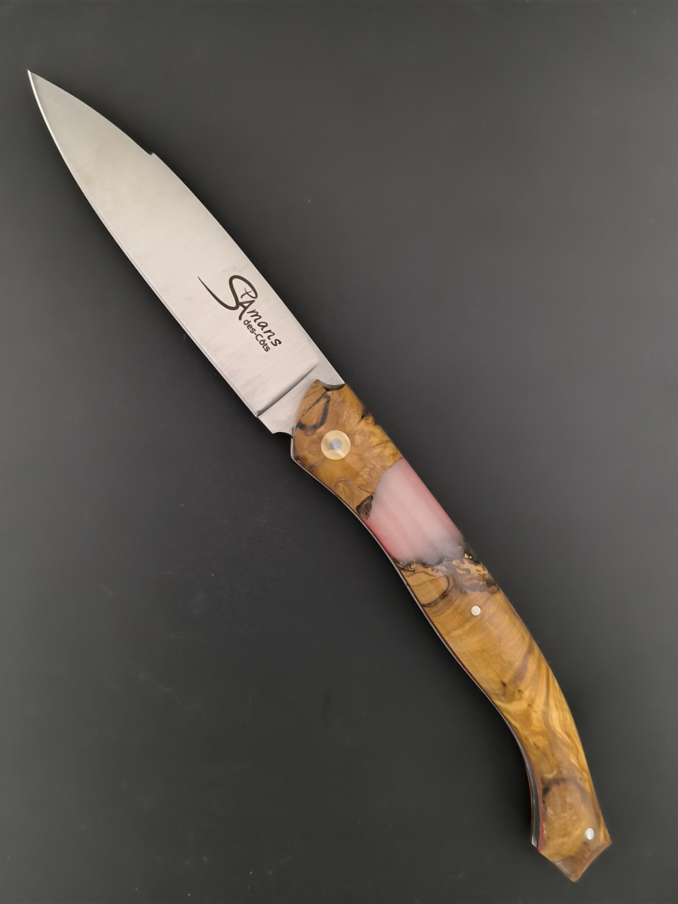 Le couteau Saint-Amans-des-Cots racine d'olivier et résine; lame 14c28n.
