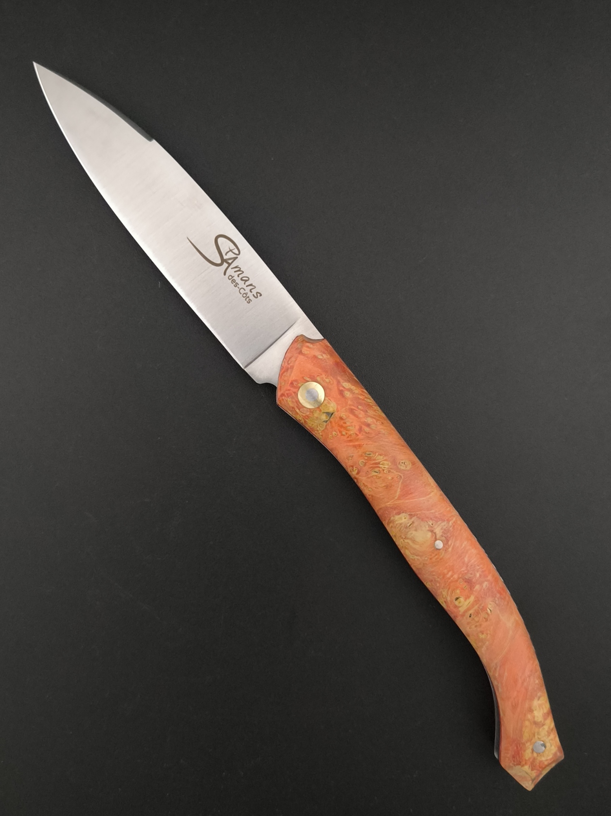 Le couteau Saint-Amans-des-Cots Erable stabilisé. plaines guillochées. Lame 14c28n