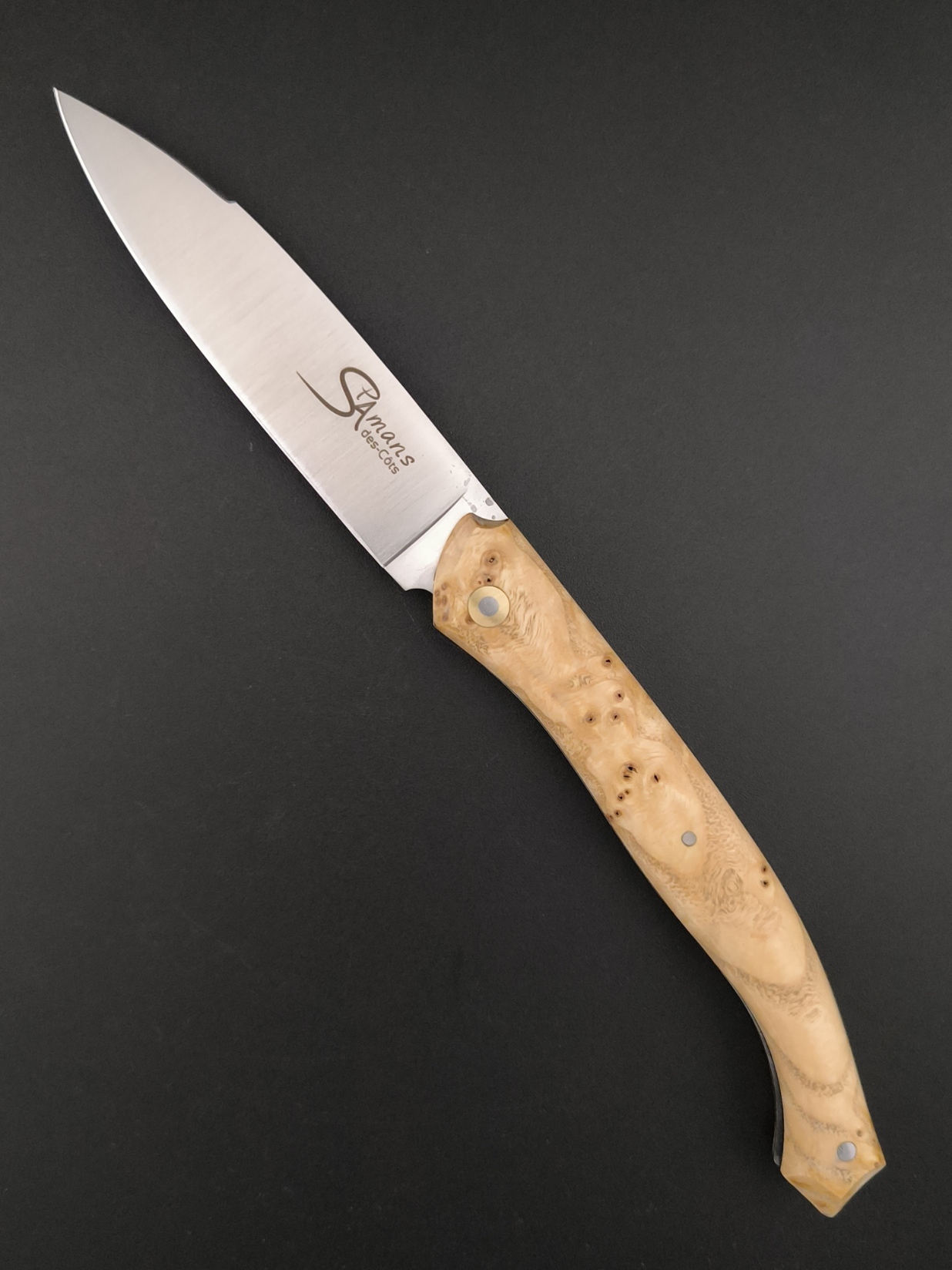 Le couteau Saint-Amans-des-Cots Loupe de de frêne.