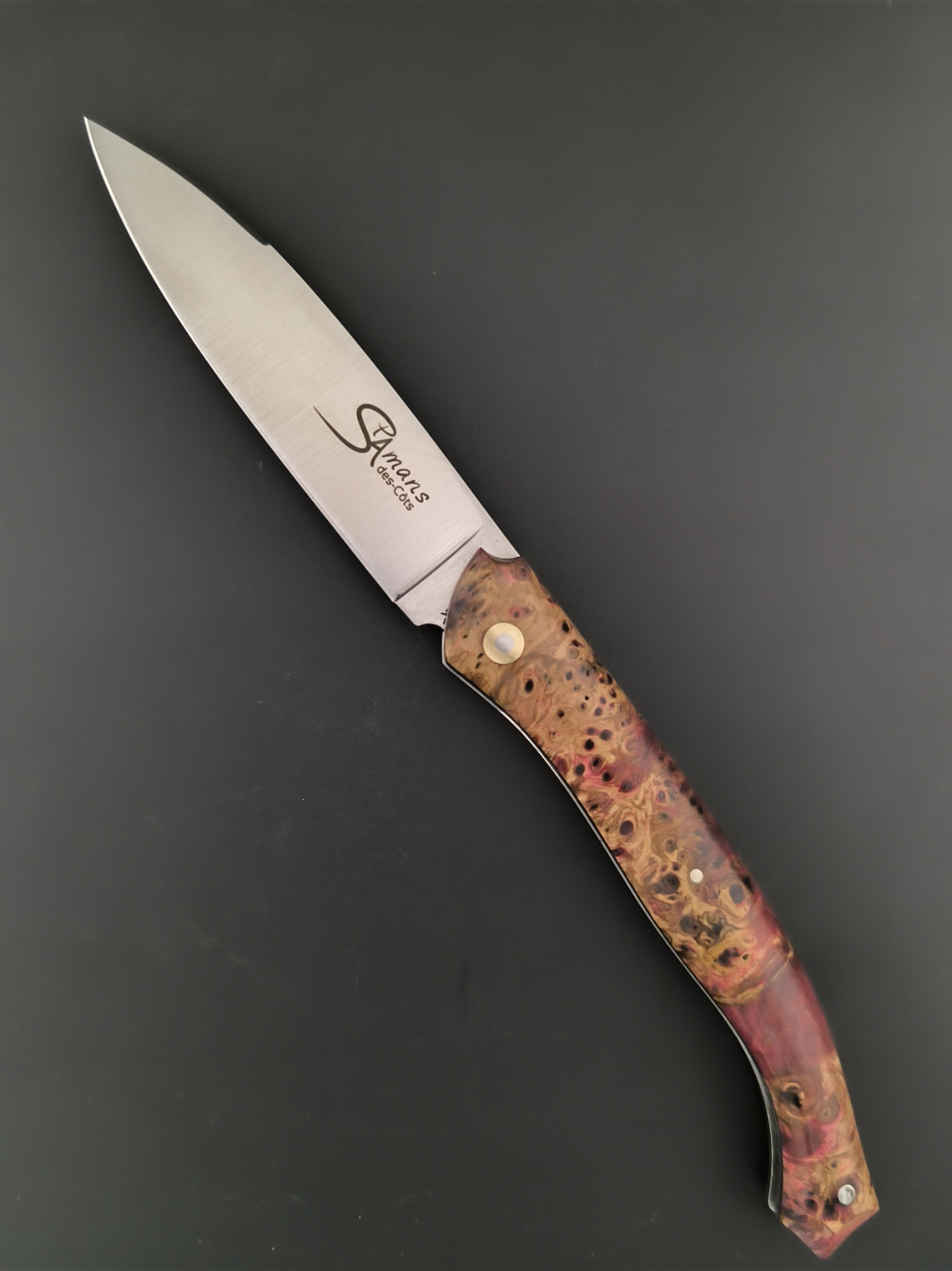 Le couteau Saint-Amans-des-Cots. Loupe de marronnier. ressort gravé.