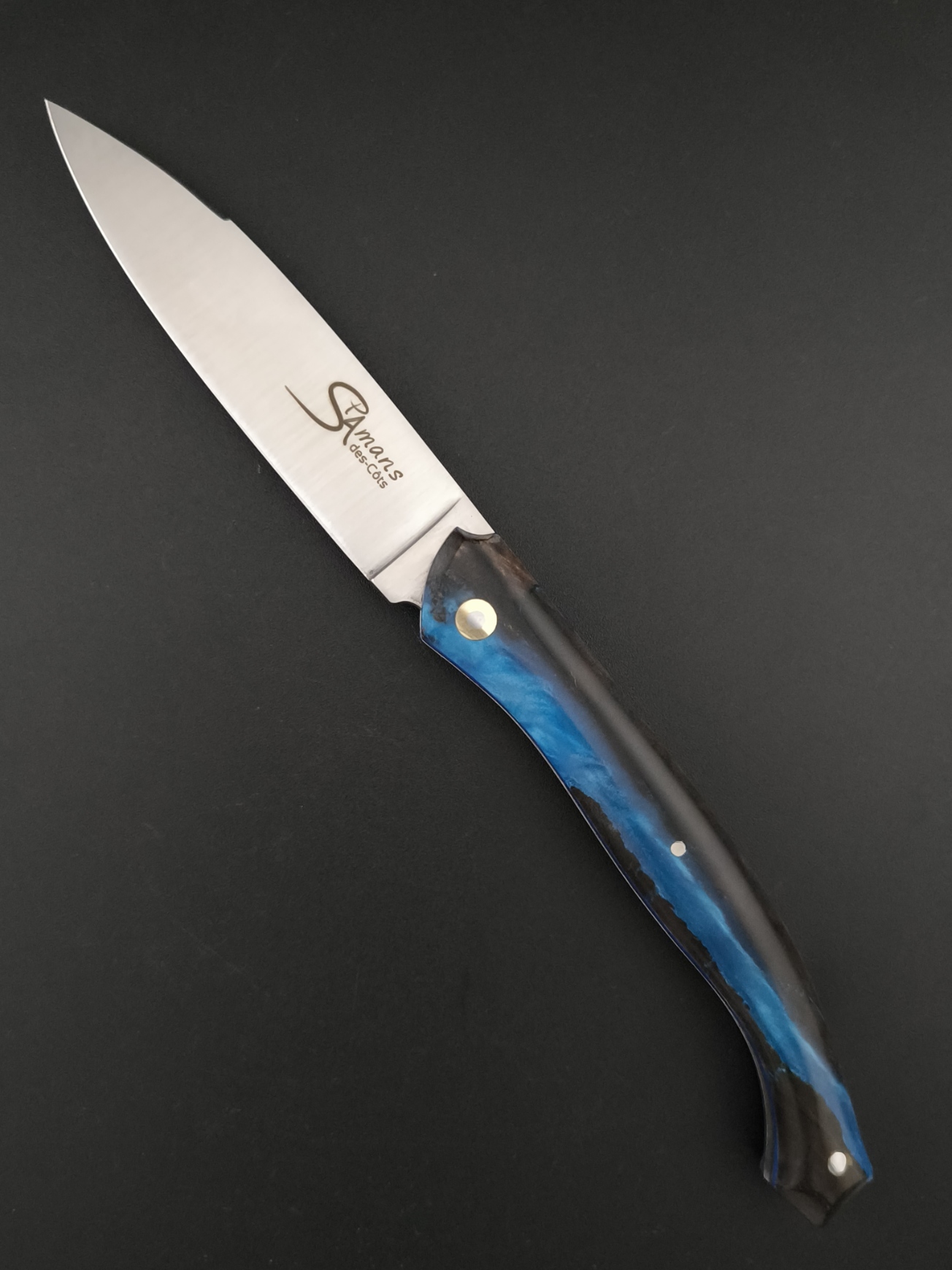 Le couteau Saint-Amans-des-Cots en composite résine et fourche de peuplier stabilisé.