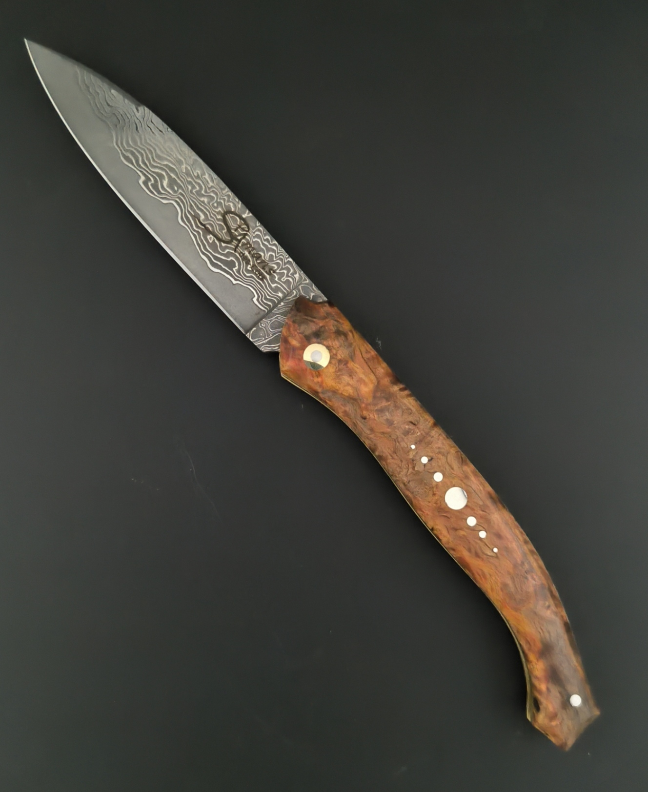 Le couteau Saint-Amans-des-Cots Bouleau stabilisé; Damas