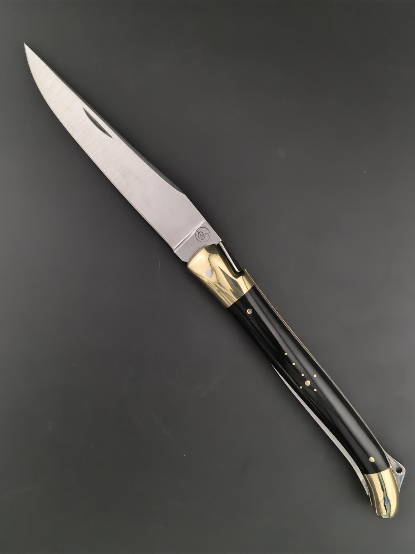 Laguiole 13 cm 2pièces poinçon avec œillet pointe de corne Aubrac