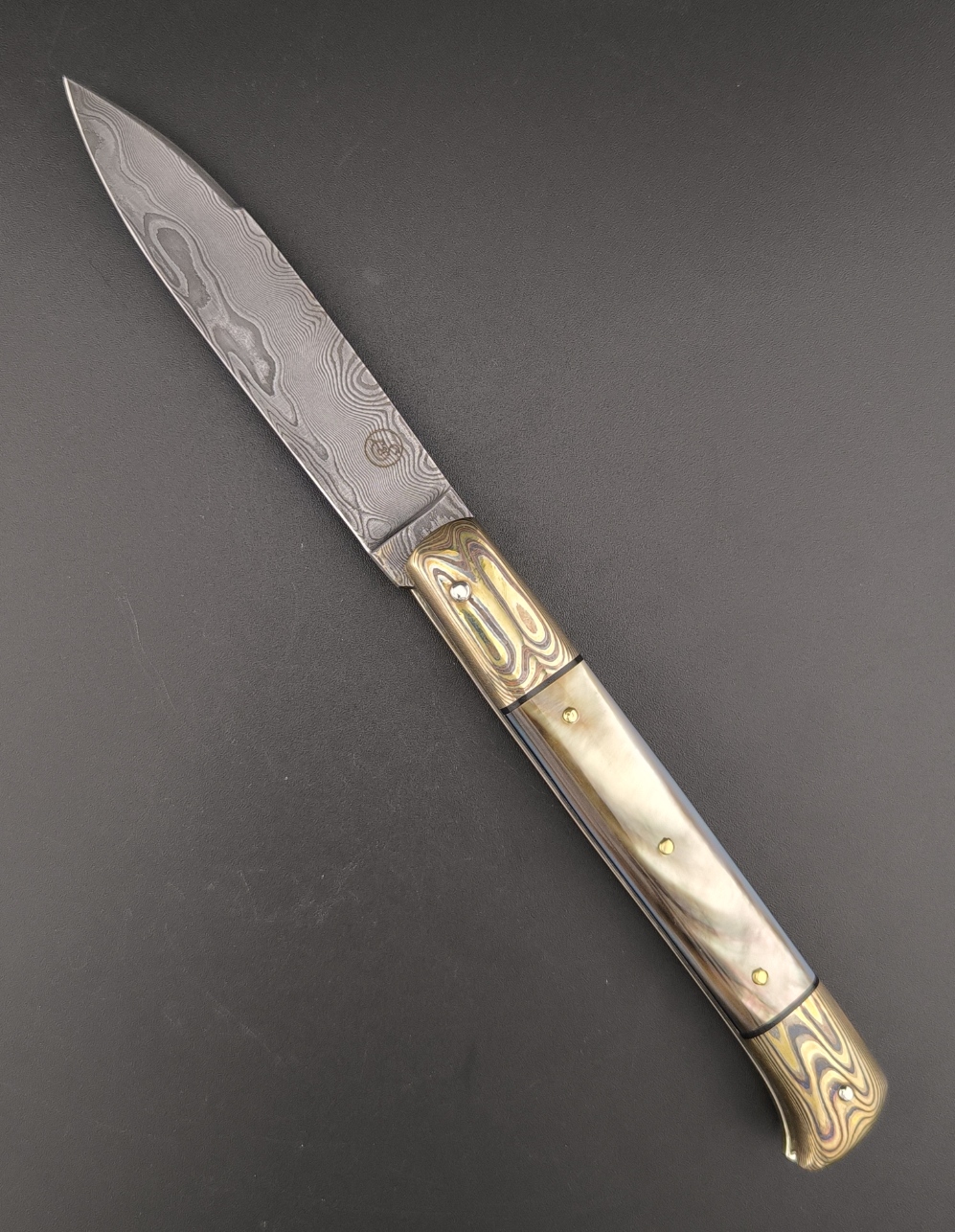 Roquefort mokume-gane et nacre. Lame et ressort damas carbone
